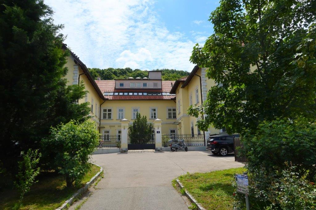 Klimatisiertes Dachgeschoßeigentum mit südseitiger Terrasse in absoluter Ruhelage in Klosterneuburg 